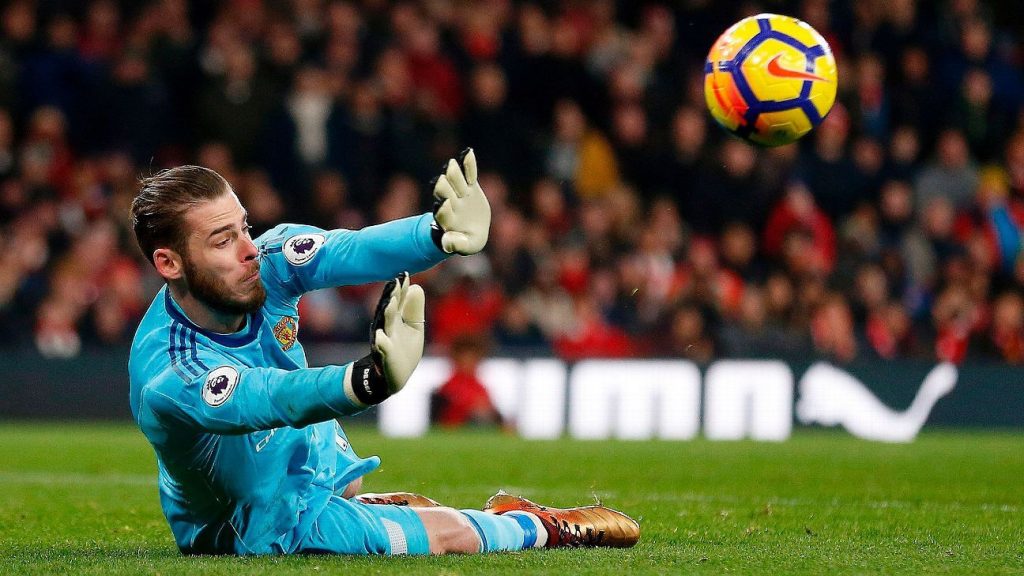 Pelatih Manchester United, Jose Mourinho memastikan bahwa Sergio Romero akan mengawal gawang The Reds Devil saat jumpa CSKA Moskow, Rabu (6/12) dini hari. Ia akan menggantikan posisi David De Gea yang bermain gemilang ketika bentrok dengan Arsenal akhir pekan lalu. Kiper yang juga membela Timnas Spanyol tersebut akan melewatkan pertandingan terakhir babak penyisihan grup Liga Champions musim ini. Ia diistirahatkan guna memastikan kondisinya tetap fit jelang derby Manchester pekan depan.