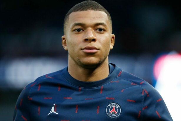 Kylian Mbappe Bertahan Di Psg